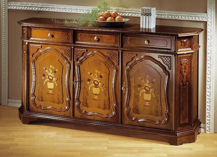 Gedeeltelijk massieve, notenhout-kleurige, gefineerde commodes