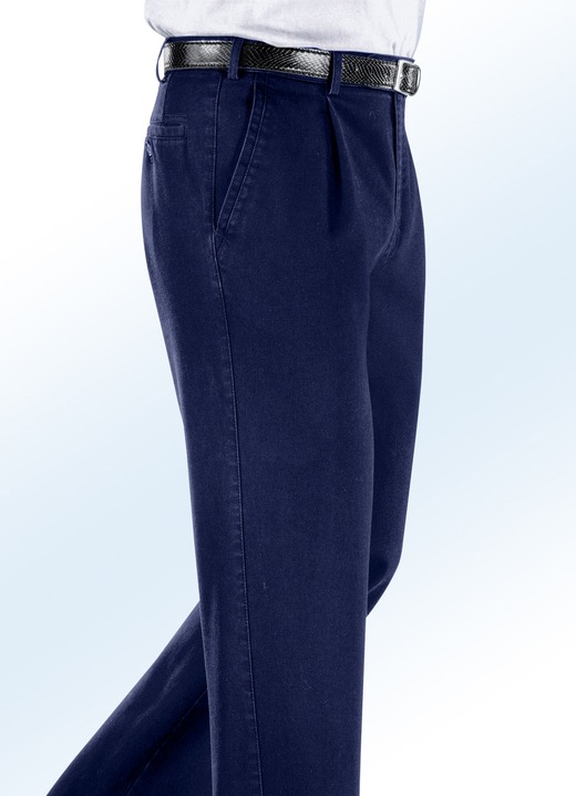 Jeans - Strijkvrije jeans met decoratief label in 3 kleuren, in Größe 024 bis 062, in Farbe DARKBLUE Ansicht 1