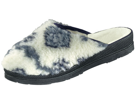 Slippers gemaakt van bedrukt pluche materiaal