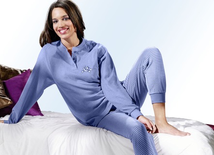 Pyjama van stretch badstof, met lange mouw, knopenlijst en ribboorden