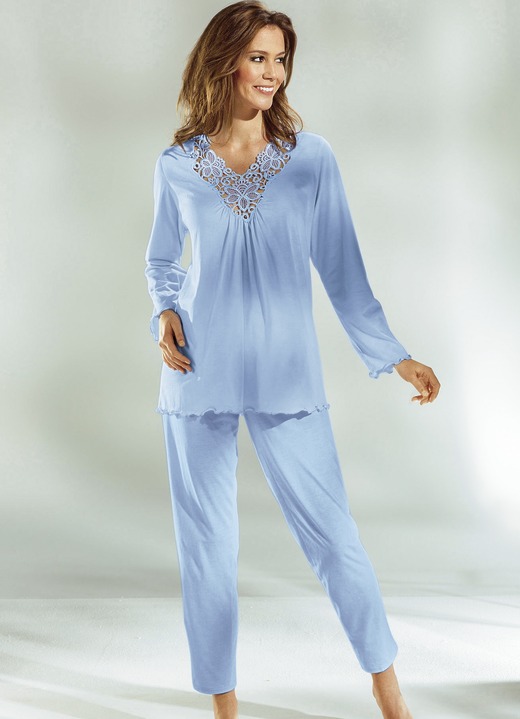 Pyjama's & shorties - Pyjama, lange mouwen met V-hals en kant, in Größe 036 bis 054, in Farbe BLAUW Ansicht 1