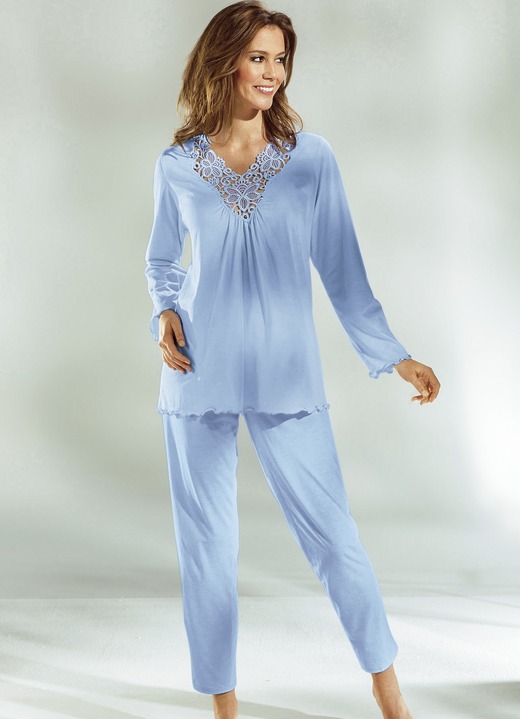 Pyjama's & shorties - pyjama met lange mouwen, een V-hals en kant, in Größe 036 bis 054, in Farbe BLAUW Ansicht 1