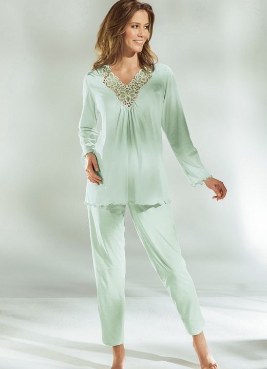 Pyjama's & shorties - pyjama met lange mouwen, een V-hals en kant, in Größe 036 bis 054, in Farbe LINDENGROEN Ansicht 1