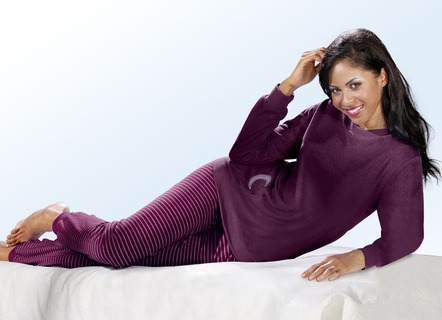 Pyjama van stretch badstof, met lange mouw, ronde hals en ribboorden