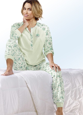Set van twee pyjama‘s met lange mouwen en een knoopsluiting