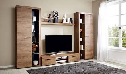 Moderne woonwand met glazen legplanken