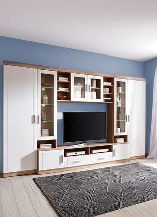 Woonwand met glazen planken met ledverlichting