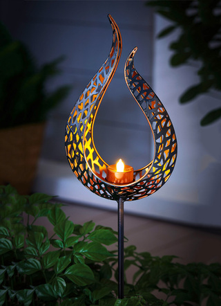 Led-lamp op zonne-energie in de vorm van een vlam