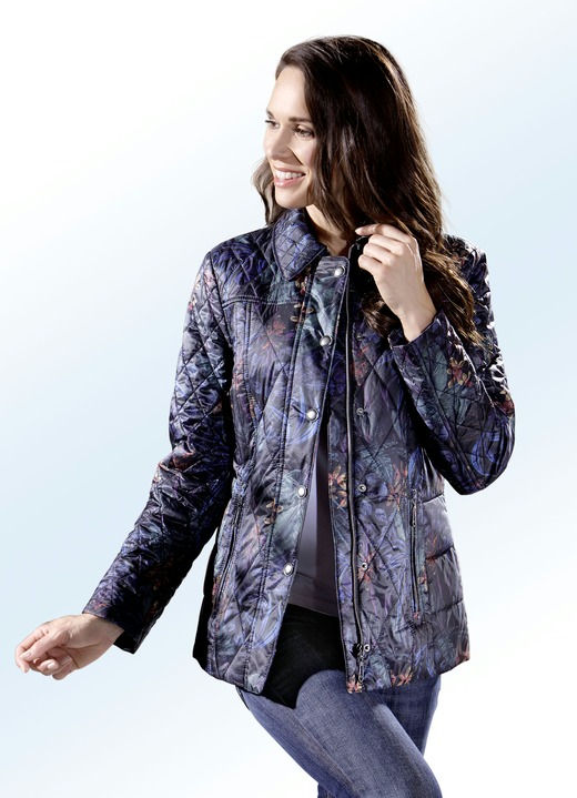 Kurz - Jas met bloesem- en bladerdessin Kurz - Jacke mit Blüten- und Blätterdessin, in Größe 036 bis 054, in Farbe NACHTBLAU