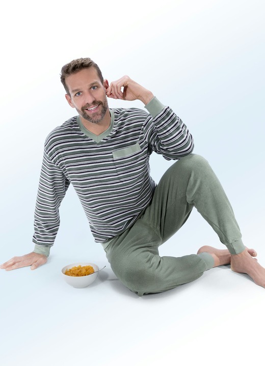 Pyjama's - Pyjama, met manchetten, V-hals en garengeverfd dwarsstrependessin, in Größe 046 bis 060, in Farbe RIETGROEN Ansicht 1