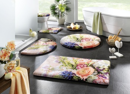 Badkamerset met bloemen in romantische kleuren