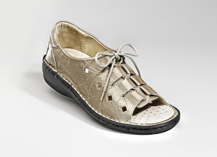 Sandalen gemaakt van lakleer