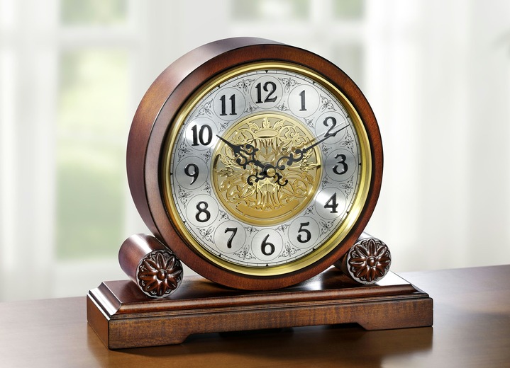 Horloges - Tafelklok met gouden ornamentversiering, in Farbe BRUIN