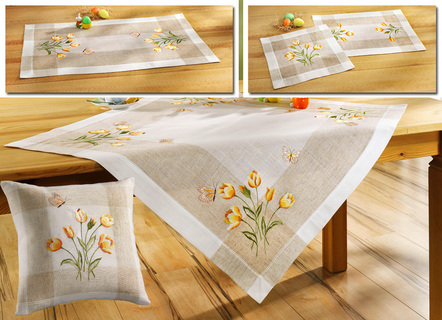 Tafel- en kamerdecoratie met tulpen en vlinders