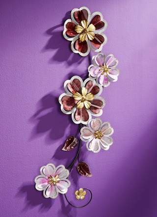 Wanddecoratie van metaal met weelderige bloemen