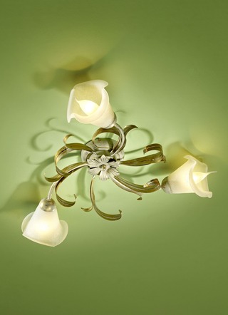 Plafondlamp met bloemvormige lampenkappen