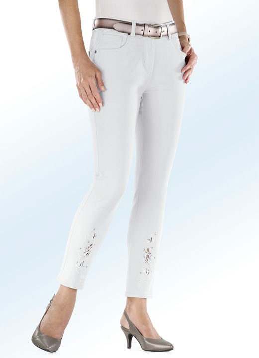 Broeken - Broek met gaatjesborduurwerk en strass-steentjes, in Größe 017 bis 052, in Farbe WIT