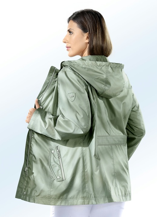 Kurz - Jacke mit abnehmbarer Kapuze Kurz - Jacke mit abnehmbarer Kapuze, in Größe 040 bis 060, in Farbe JADEGRÜN