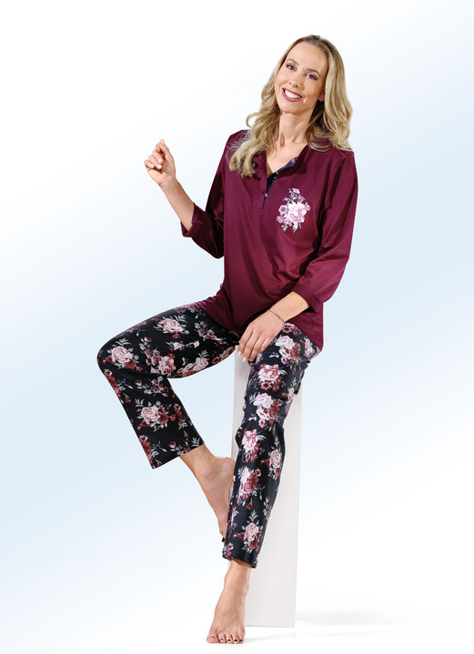 Pyjama's & shorties - Set van twee pyjama's met lange mouwen en knoopsluiting, in Größe 036 bis 060, in Farbe 1X BORDEAUX-ZWART-MEERKLEURIG, 1X ZWART-BORDEAUX-MEERKLEURIG Ansicht 1