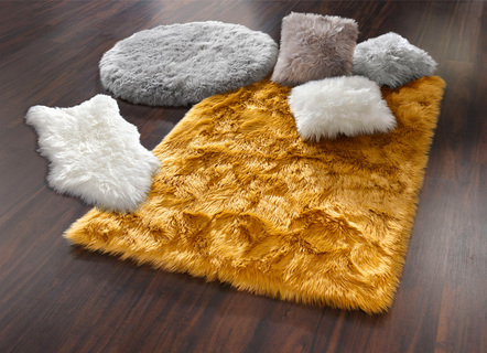 Knusse vloerkleden, tapijten en decoratieve kussens in natuurgetrouwe imitatievacht
