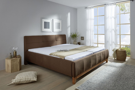 Gestoffeerd bed met echt houten frame gemaakt van geolied wild eiken