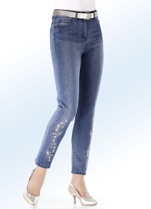 Broeken - Elegante jeans met borduurapplicaties en strass steentjes Broeken - Elegante jeans met borduurapplicaties en strass steentjes, in Größe 017 bis 052, in Farbe JEANSBLAUW