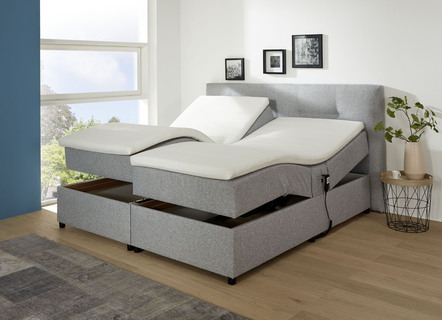 Gestoffeerd bed met motor en topper