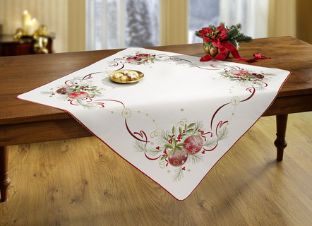 Feestelijke tafel- en kamerdecoratie met kerstboombalmotieven