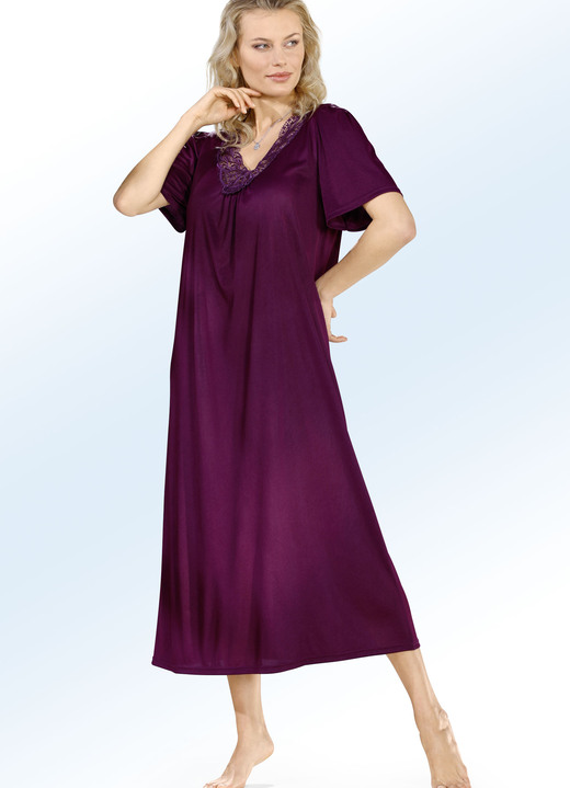 Korte mouw - Nachthemd met plooien en kant, in Größe 038 bis 062, in Farbe AUBERGINE