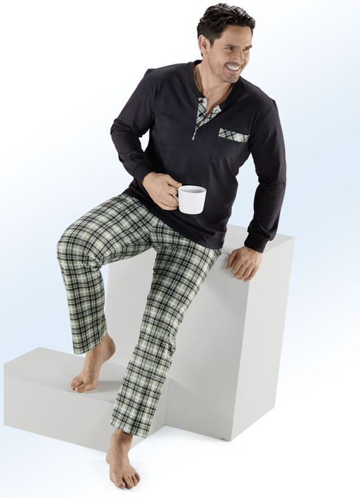 Pyjama's - Set van twee pyjama's met knoopsluiting, borstzak en mouwen met manchetten, in Größe 046 bis 062, in Farbe 1 X ANTRACIETGROEN, 1 X PACIFIC TURKOOIS Ansicht 1