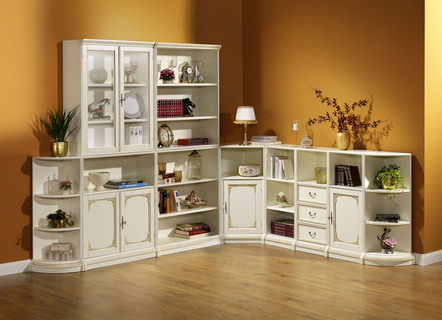 Deels massief meubilair met goudkleurige decoraties