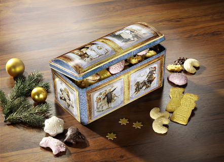 Metalen gebakskist met kerstkoekjes