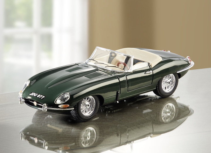 Collectors item - Jaguar E-Type cabriolet (1961) van Bburago, in Farbe GROEN