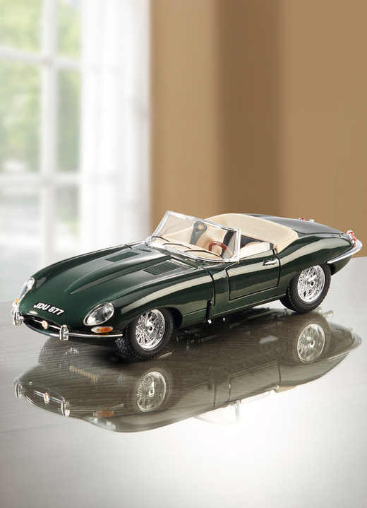 Collectors item - Jaguar E-Type cabriolet (1961) van Bburago, in Farbe GROEN