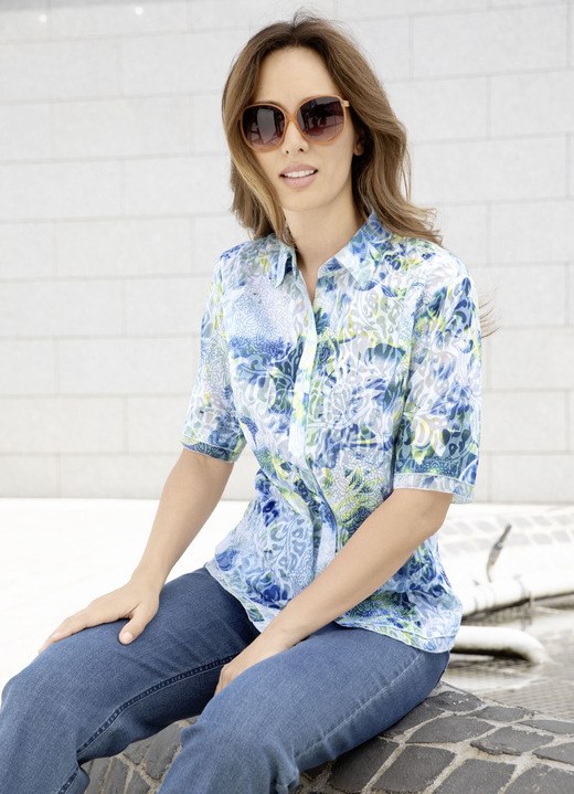 Korte mouw - Licht transparante blouse, in Größe 036 bis 052, in Farbe BLAUW-MEERKLEURIG Ansicht 1