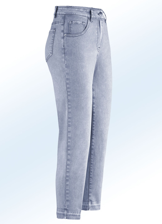 Broeken - Jeans in 7/8-lengte met modieuze gekleurde zomen, in Größe 017 bis 048, in Farbe LICHTBLAUW Ansicht 1