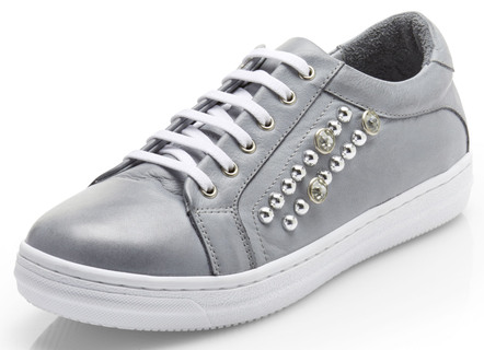 Sneaker met trendy sierklinknagels