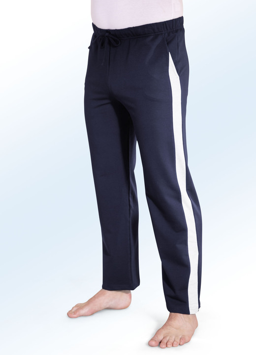 - Sportieve broek in 4 kleuren, in Größe 024 bis 062, in Farbe MARINE