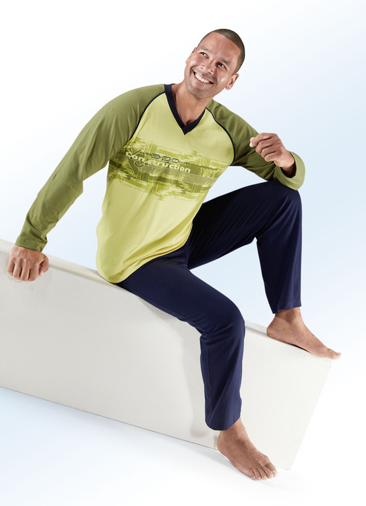 - Pyjama met V-hals en geplaatst printmotief, in Größe 046 bis 060, in Farbe GEEL-OLIJF-MARINEBLAUW