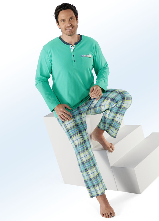 Pyjama's - Pyjama met knoopsluiting, opgezet borstzakje en ruitjesdessin, in Größe 046 bis 060, in Farbe GROEN-MULTICOLOR Ansicht 1