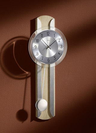 Wandklok met massief houten achterpaneel