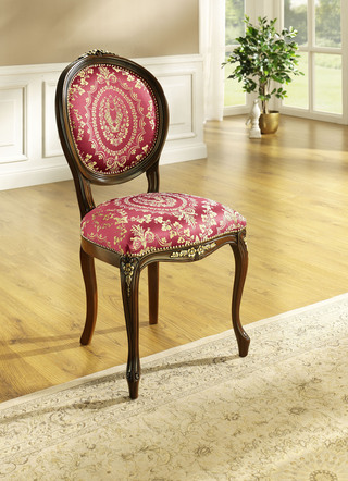 Klassieke stoel met prachtig houtsnijwerk