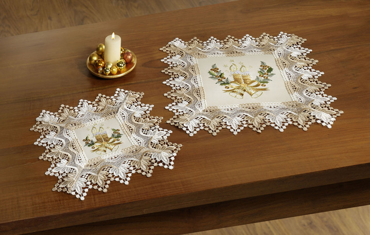 - Tafel- en kamerdecoratie met kerstkaarsmotieven - Tafel- en kamerdecoratie met kerstkaarsmotieven, in Größe 101 (Kleedje, 35/50 cm) bis 404 (Kussensloop, 40/40 cm), in Farbe ECRU-MULTICOLOR