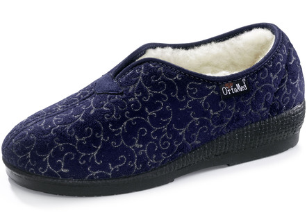 Slippers gemaakt van glanzend bedrukt veloursmateriaal