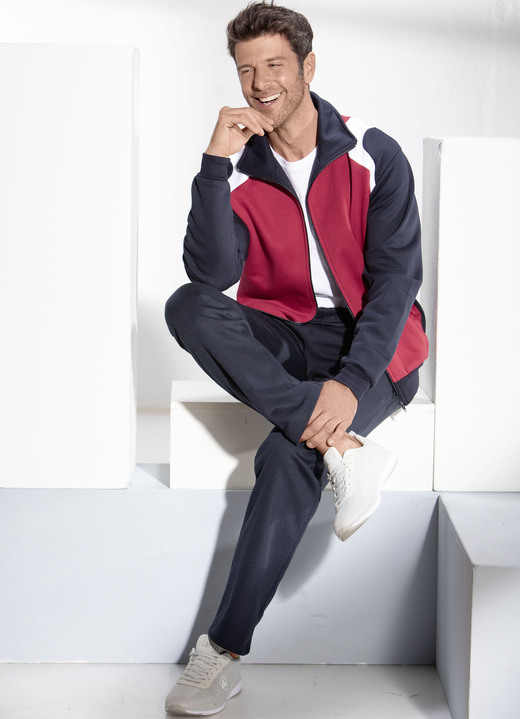 - Vrijetijdspak met zijzakken, in Größe 024 bis 062, in Farbe ROOD-NAVY-WIT Ansicht 1