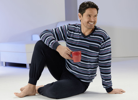 Pyjama van stretch badstof met boorden, V-hals en garengeverfd streepmotief