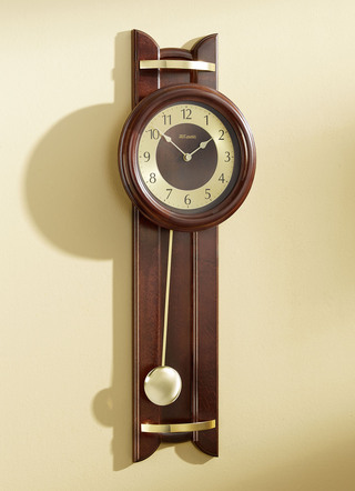 Hoogwaardige wandklok met wortelnoten-look kast