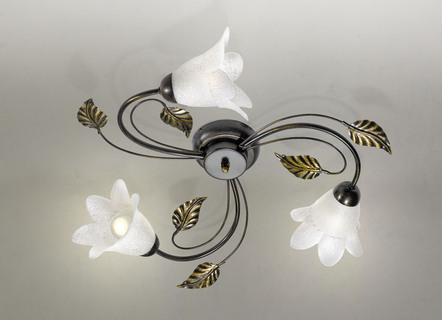 Plafondlamp van metaal met decoratief gebladerte