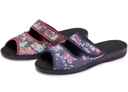 Twee paar pantoffels van textiel met bloemenprint