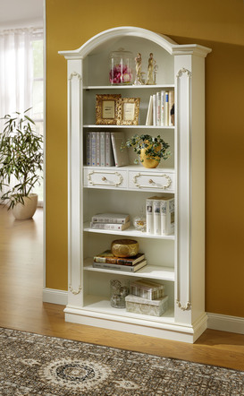 Boekenkast met echt houtfineer en sierlijke decoraties